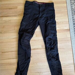 Wrangler Black Cargo Pants with Durable Design